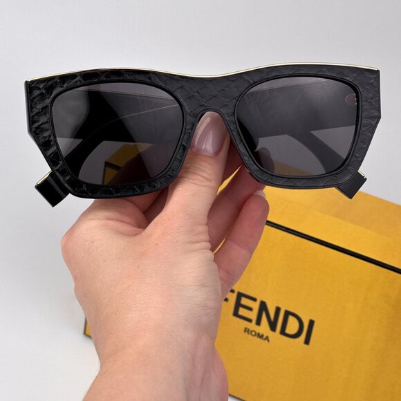 Fendi LEATHER LIMITED EDITION FE40126I 01A Women NEW AUTHENTIC Sunglasses Square - Picture 2 of 9